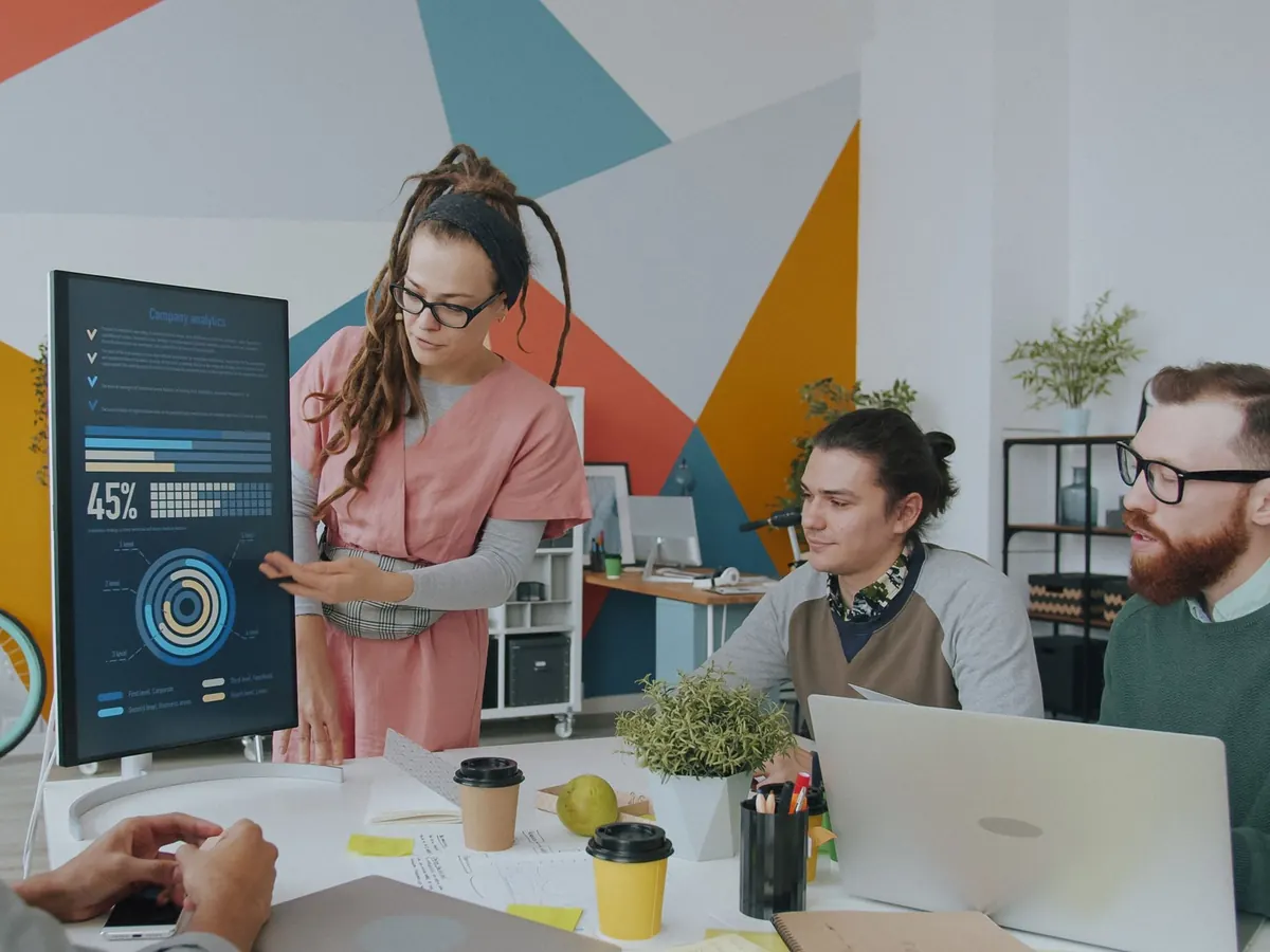 A team reading the same chart on one screen